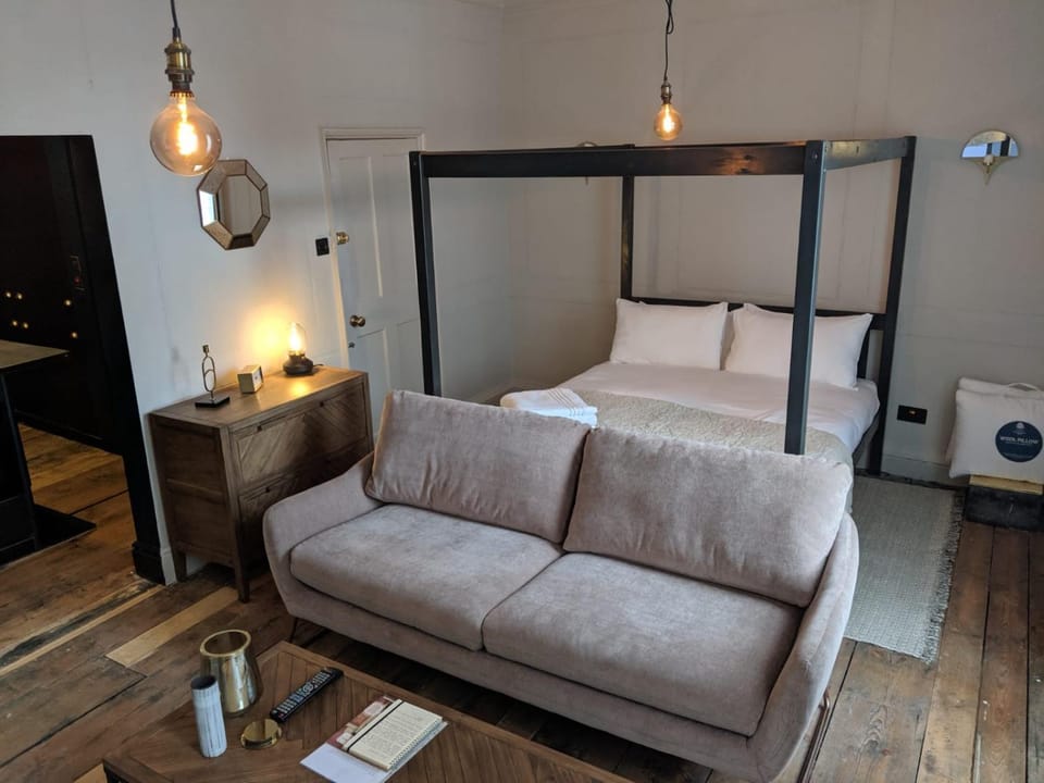 Bed, Living room, Photo of the whole room, Seating area, Bedroom