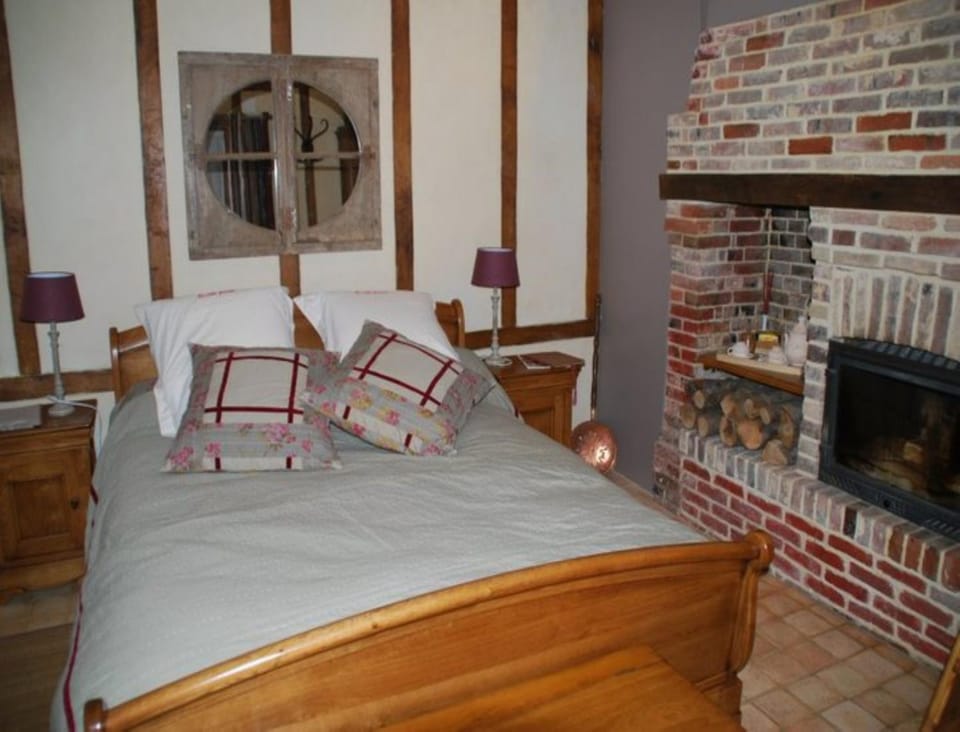 Bed, Decorative detail, Decorative detail, Bedroom