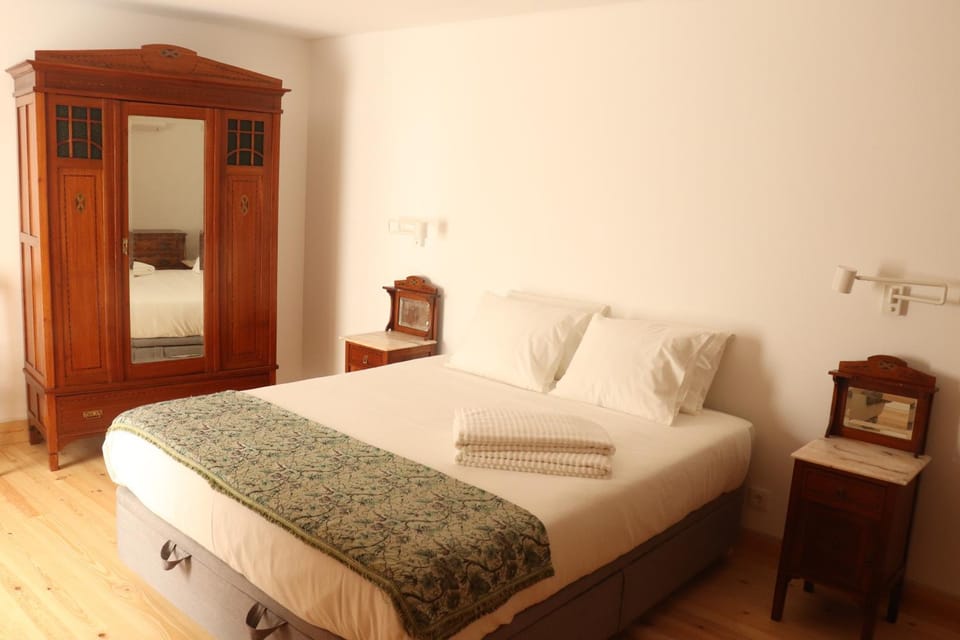 Bed, Other, Other, Photo of the whole room, Decorative detail, Decorative detail