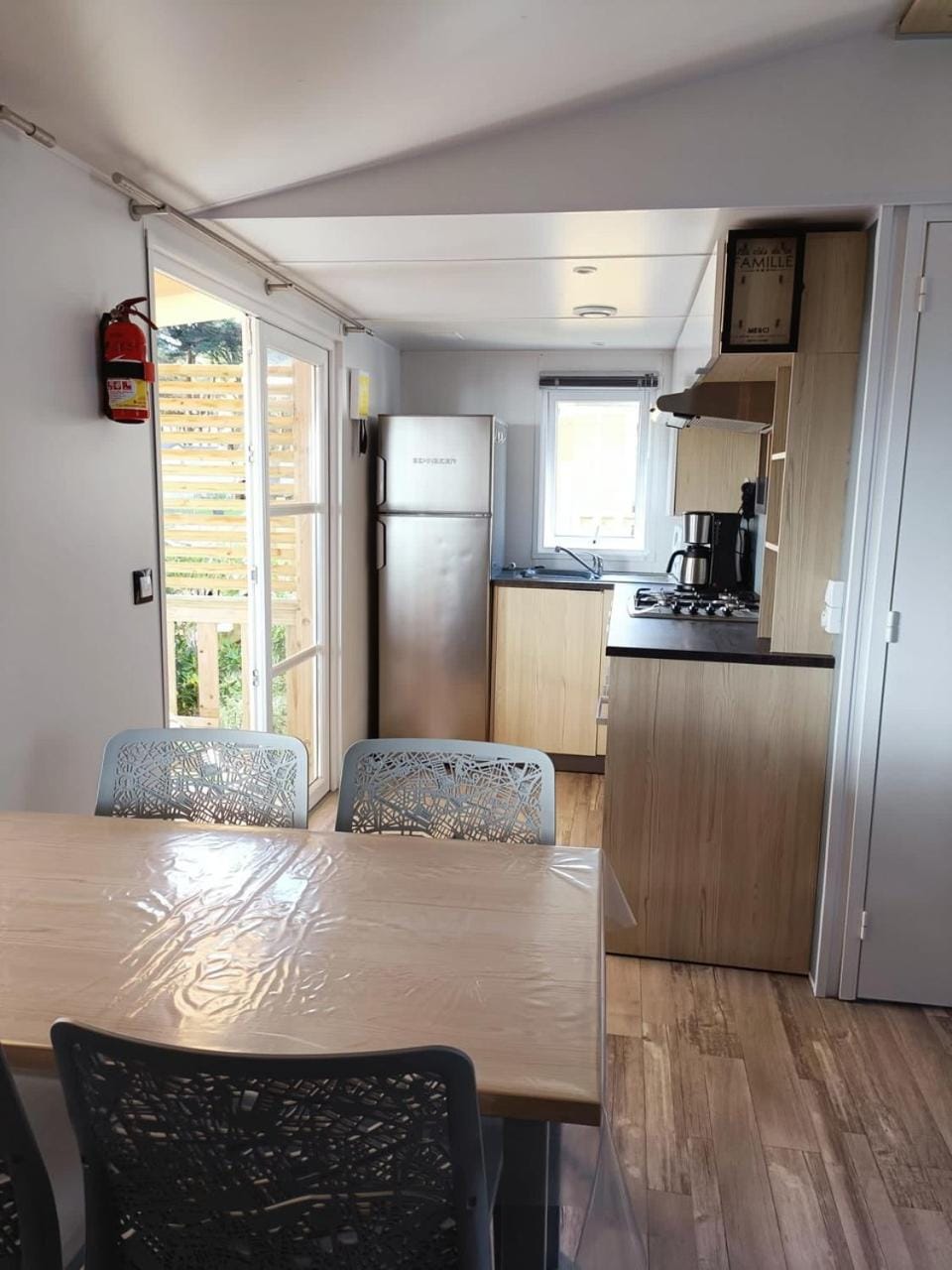 Kitchen or kitchenette, Dining area, minibar, pet friendly, stove