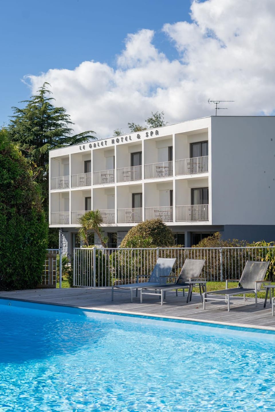 Property building, Pool view, Swimming pool, sunbed