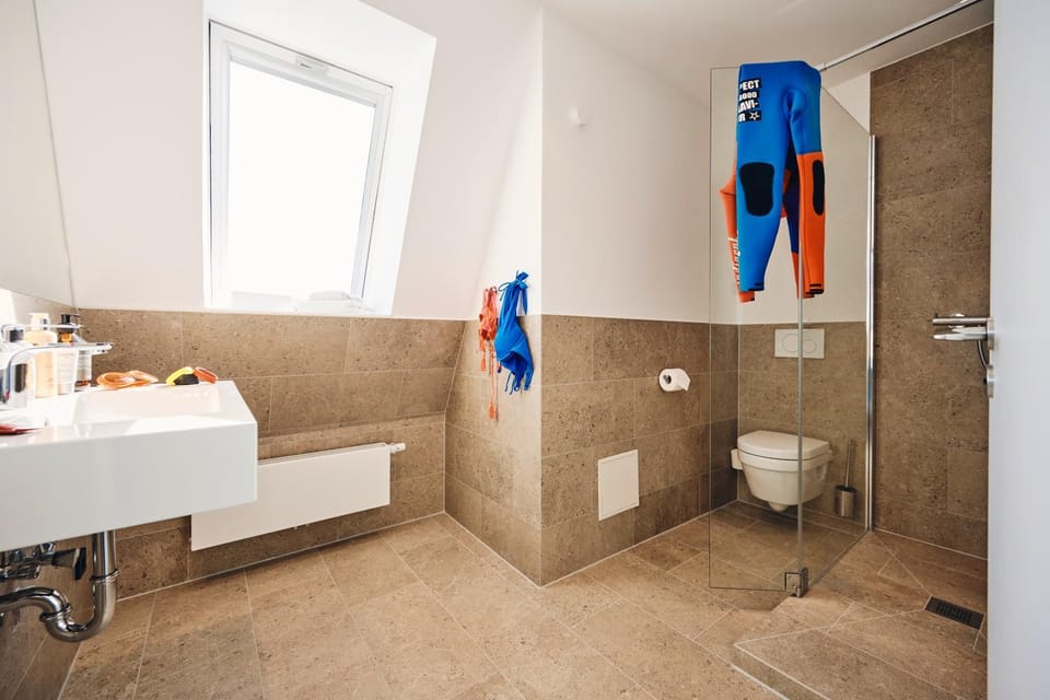 Shower, Toilet, Bathroom, pet friendly, towels