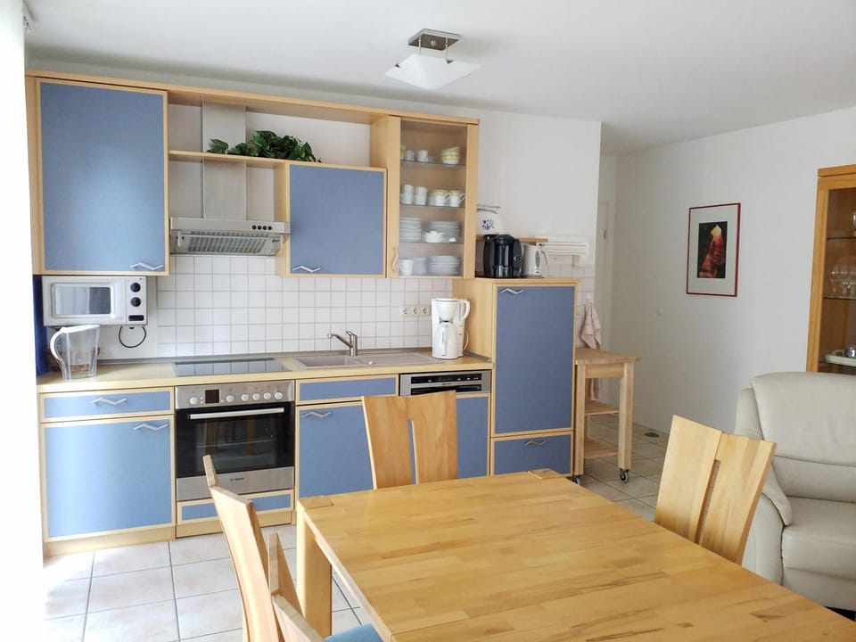 Kitchen or kitchenette, Living room, Seating area, Dining area, stove
