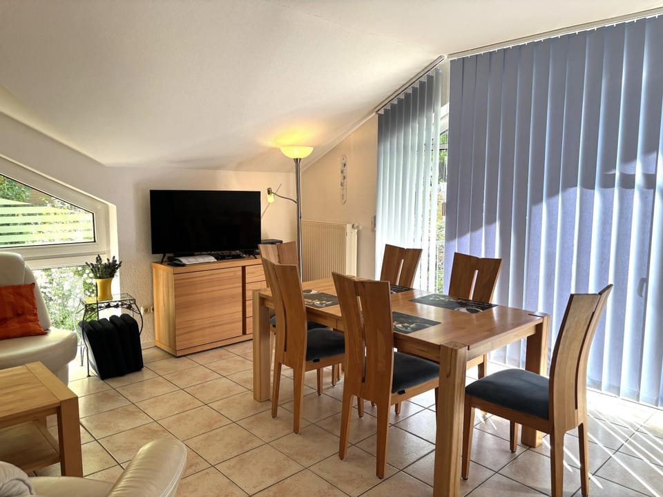 TV and multimedia, Living room, Seating area, Dining area