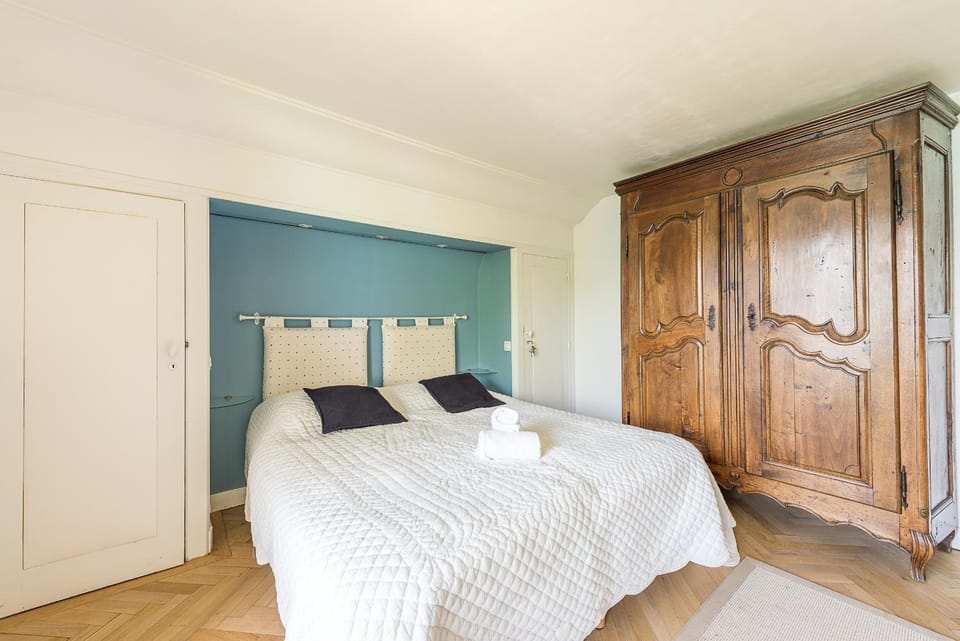 Photo of the whole room, Bedroom