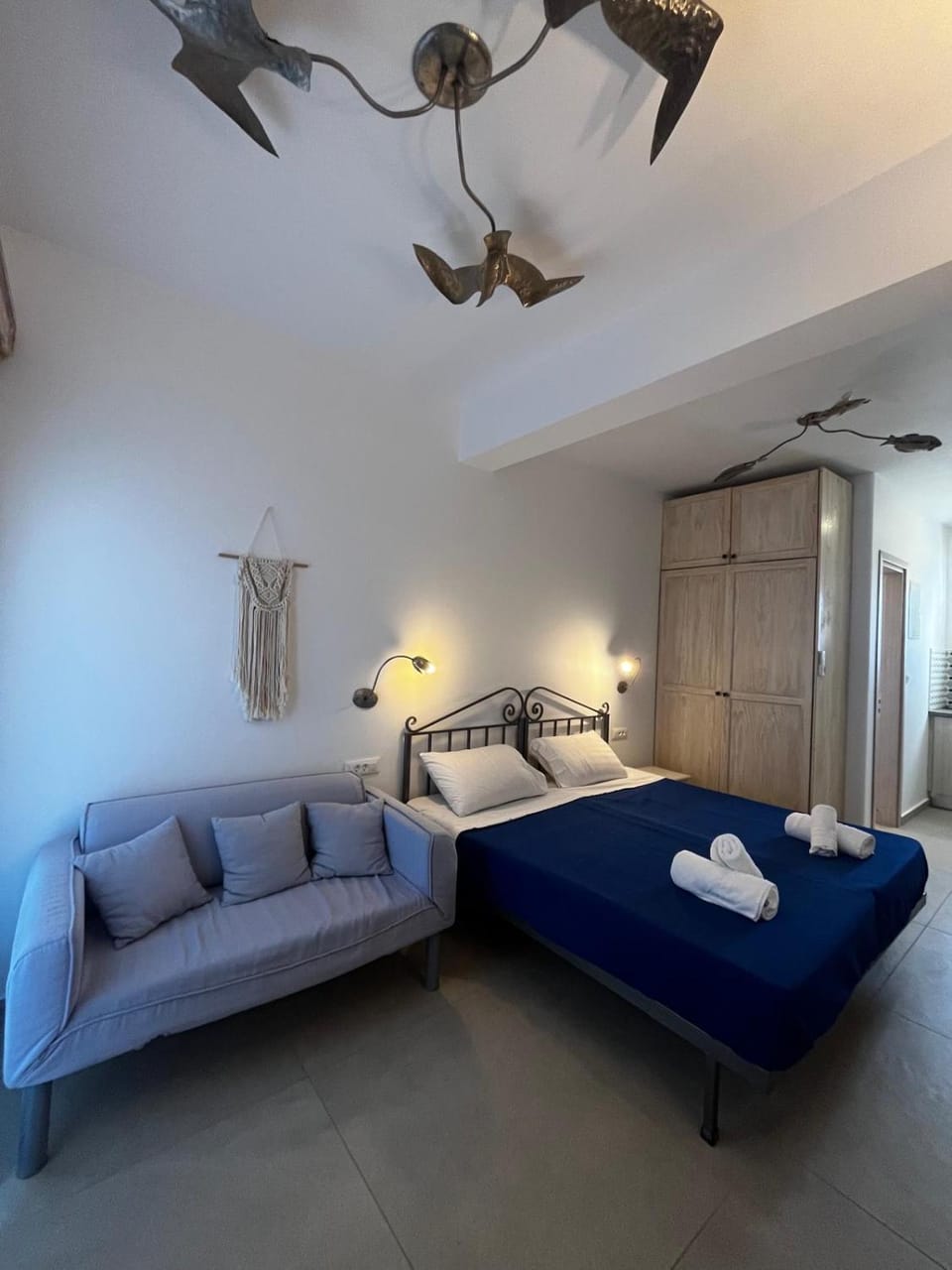 Bed, Photo of the whole room, Seating area, Bedroom