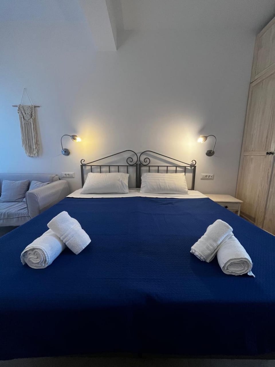 Bed, Bedroom, towels