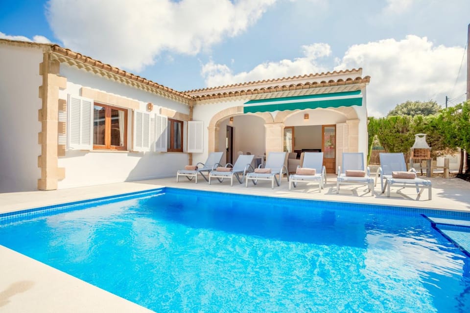 Property building, BBQ facilities, Pool view, Swimming pool, Swimming pool, sunbed
