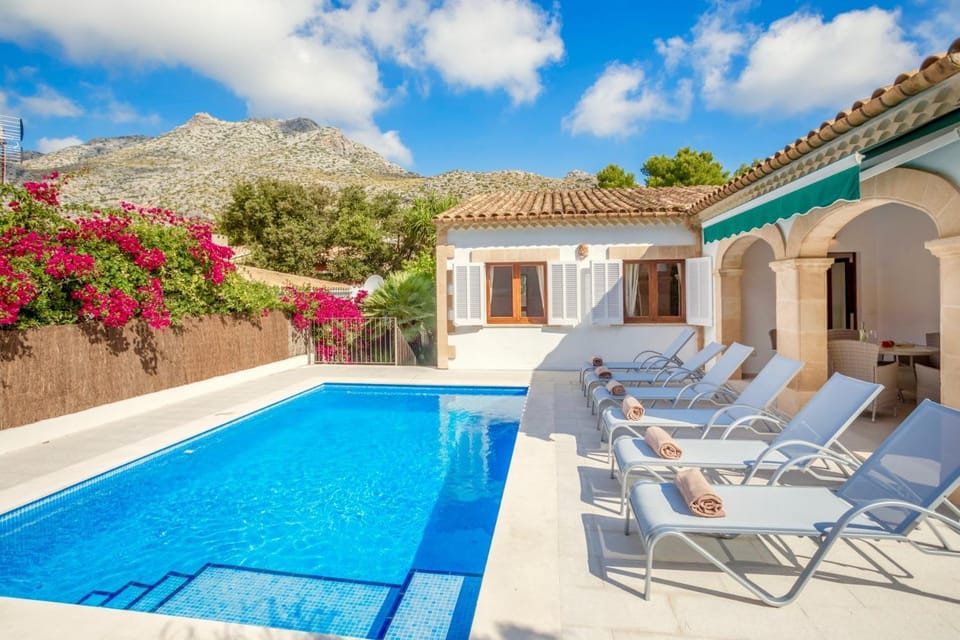 Property building, Mountain view, Pool view, Swimming pool, Swimming pool, sunbed