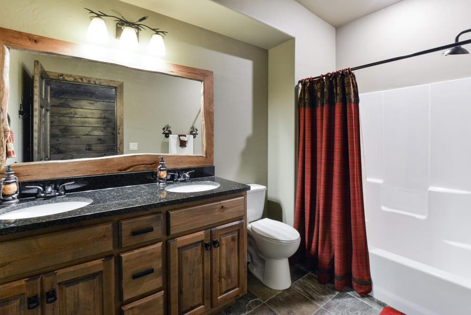 WaterMill Cove Resort LUXURY Lakefront Lodge 2mi to Silver Dollar City HUGE POOL House in Indian Point