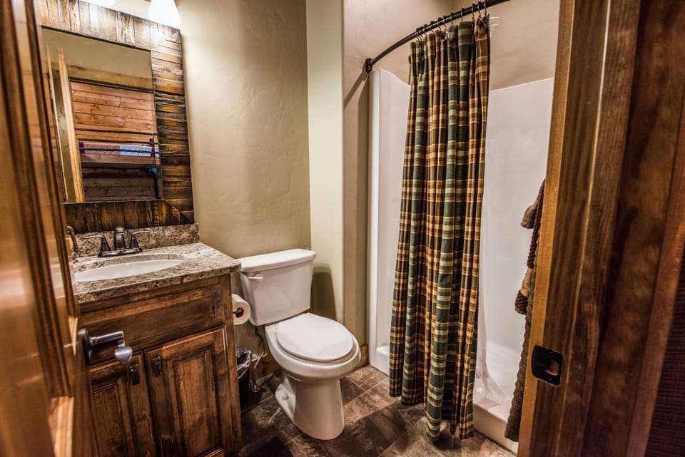 WaterMill Cove Resort 8Bed Lakefront Lodge POOL LAZY RIVER 2 miles to SDC Dock House in Indian Point