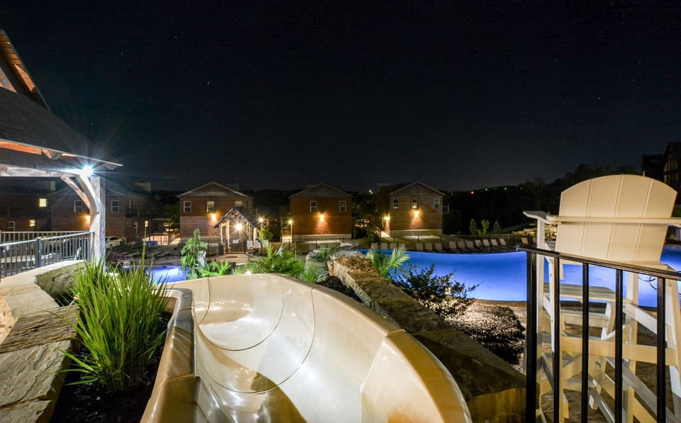 WaterMill Cove Resort LUXURY Lakefront Villa POOL/LAZY RIVER 2Mi to SDC Dock House in Indian Point
