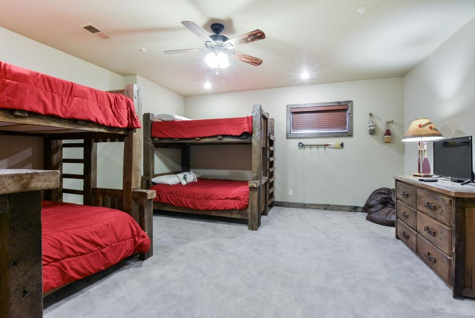 WaterMill Cove Resort Luxury Lakefront Villa By Silver Dollar City MiniGolf POOL Kayaks House in Indian Point