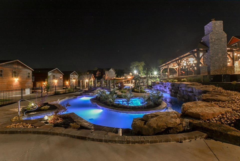 Luxury Lakefront Villa 2Mi to Silver Dollar City POOL Theatre Room Kayaks House in Indian Point