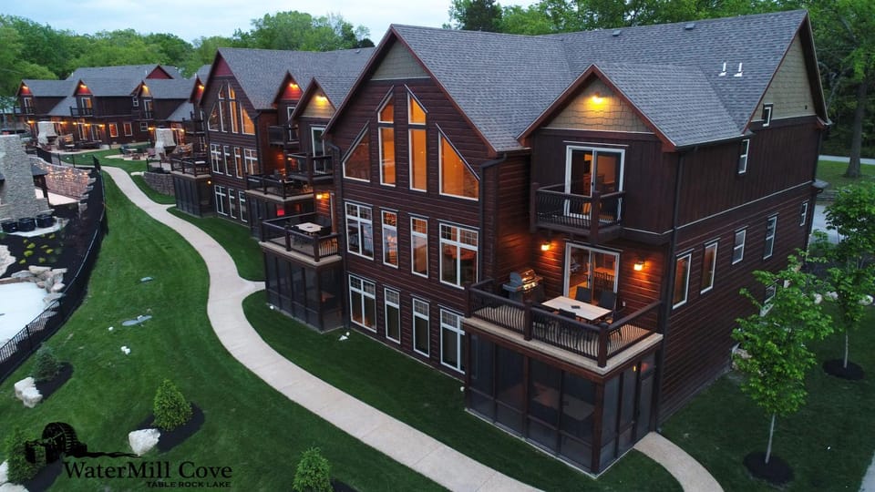 WaterMill Cove Resort Luxury Lakefront Villa By Silver Dollar City Theatre Room POOL Lazy River House in Indian Point