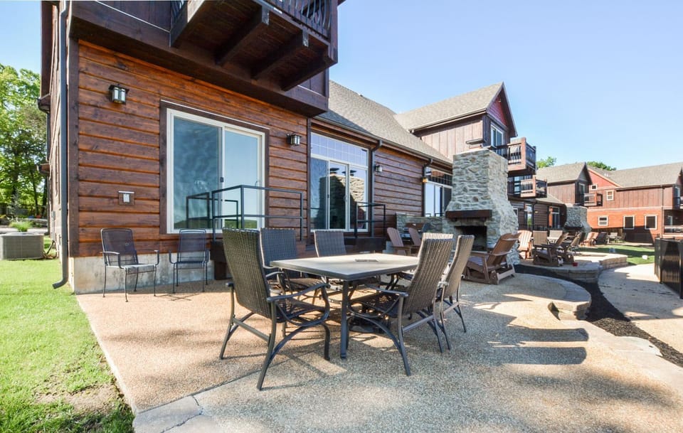 Luxury Lakefront Villa MiniGolf HUGE POOL Kayaks 2Mi to SDC Dock House in Indian Point