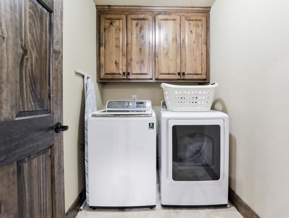 Luxury Lakefront Villa MiniGolf HUGE POOL Kayaks 2Mi to SDC Dock House in Indian Point