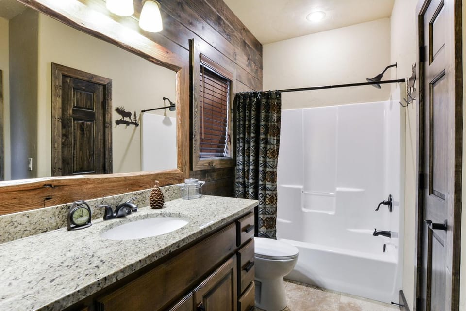 Luxury Lakefront Villa HUGE POOL Kayaks 2Mi to Silver Dollar City House in Indian Point