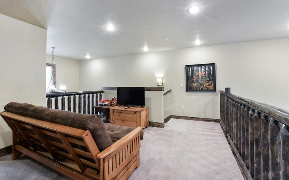 Luxury Lakefront Villa 2 mi to SDC HUGE POOL Kayaks Dock House in Indian Point