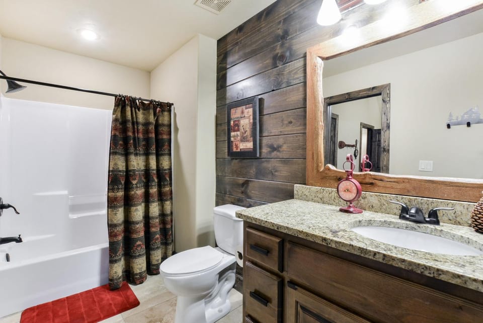 Luxury Lakefront Villa Lazy River HUGE POOL Kayaks 2Mi to SDCity House in Indian Point