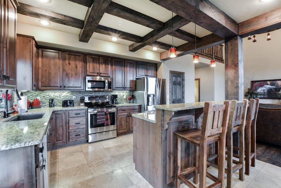 Luxury Lakefront Villa Lazy River HUGE POOL Kayaks 2Mi to SDCity House in Indian Point