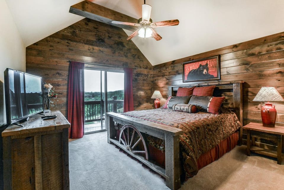 Luxury Lakefront Villa Lazy River HUGE POOL Kayaks 2Mi to SDCity House in Indian Point