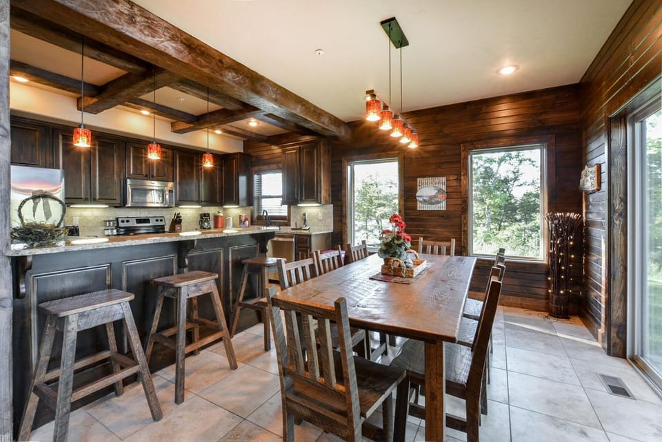 8 Bed Luxury Lakefront Villa Amazing View 2 Pools Free Resort Amenities Dock House in Table Rock Lake