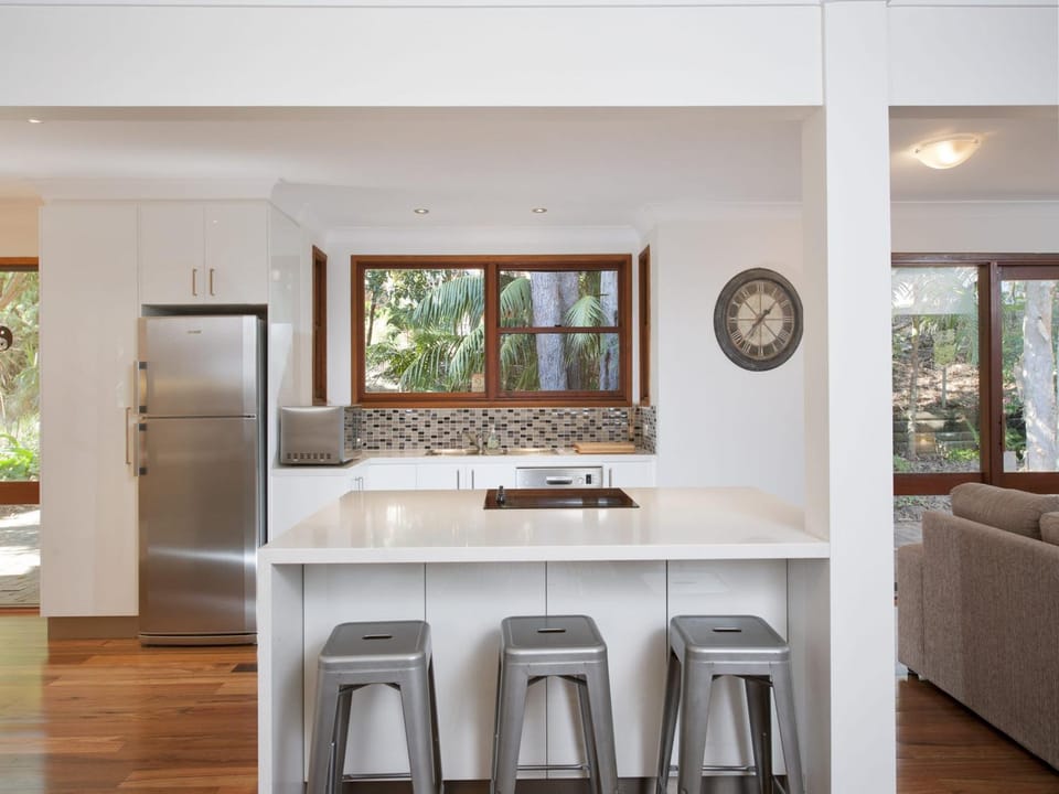 Barefoot Beach House 24 Essendene Road House in Shoal Bay