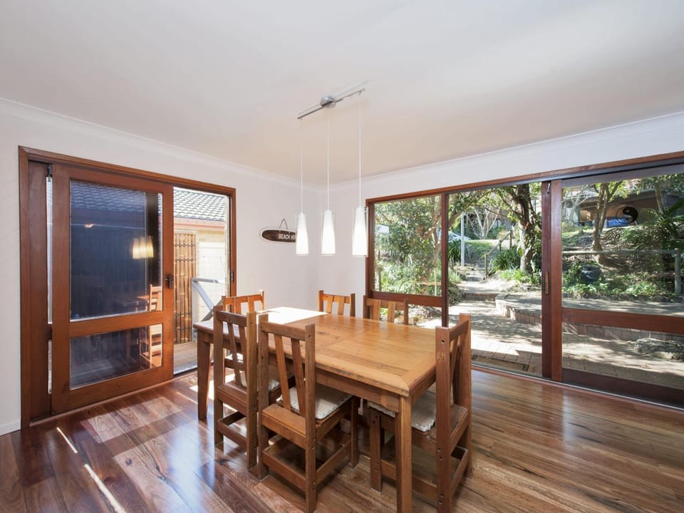Barefoot Beach House 24 Essendene Road House in Shoal Bay