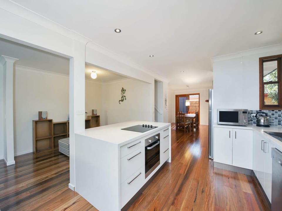 Barefoot Beach House 24 Essendene Road House in Shoal Bay