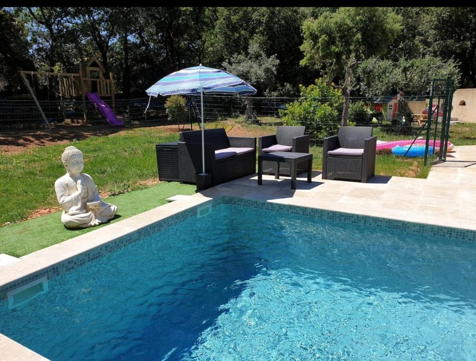 Logement cosy avec piscine chauffée, jacuzzi, jardin et climatisation Bed and Breakfast in Flayosc