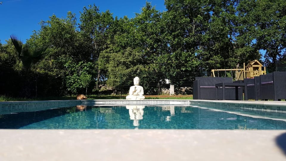 Logement cosy avec piscine chauffée, jacuzzi, jardin et climatisation Bed and Breakfast in Flayosc