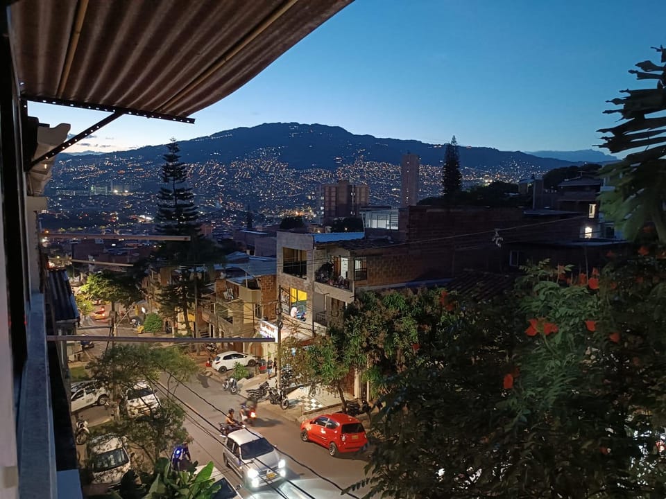 CAMPO VALDES PARK HOSTEL Bed and Breakfast in Medellin