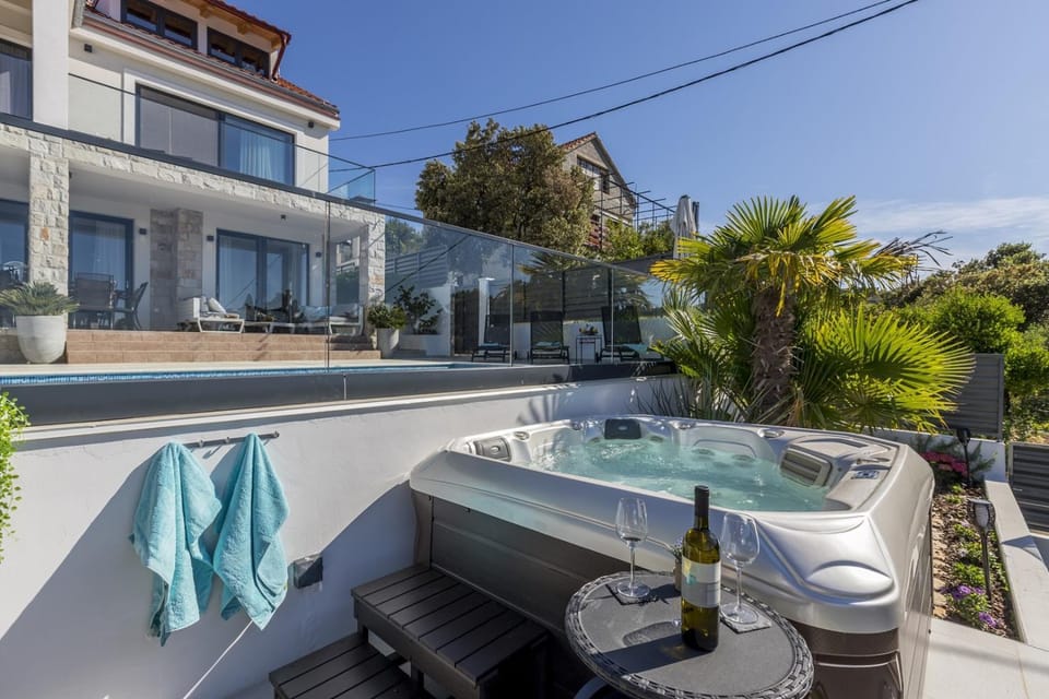 Patio, Day, Natural landscape, Swimming pool, sunbed