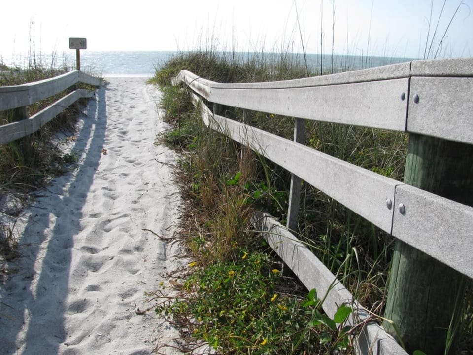 Sea Club 43 Charming Beach Community Apartment in Indian Shores