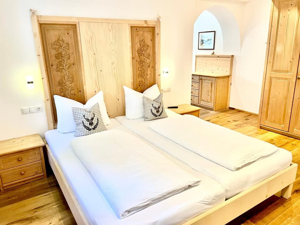 Bed, Photo of the whole room, Bedroom, internet, wardrobe