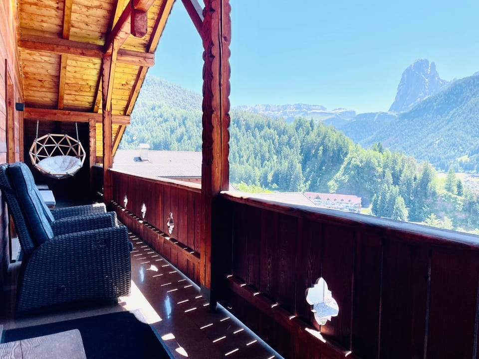 Nearby landmark, Natural landscape, View (from property/room), Balcony/Terrace, Seating area, Mountain view
