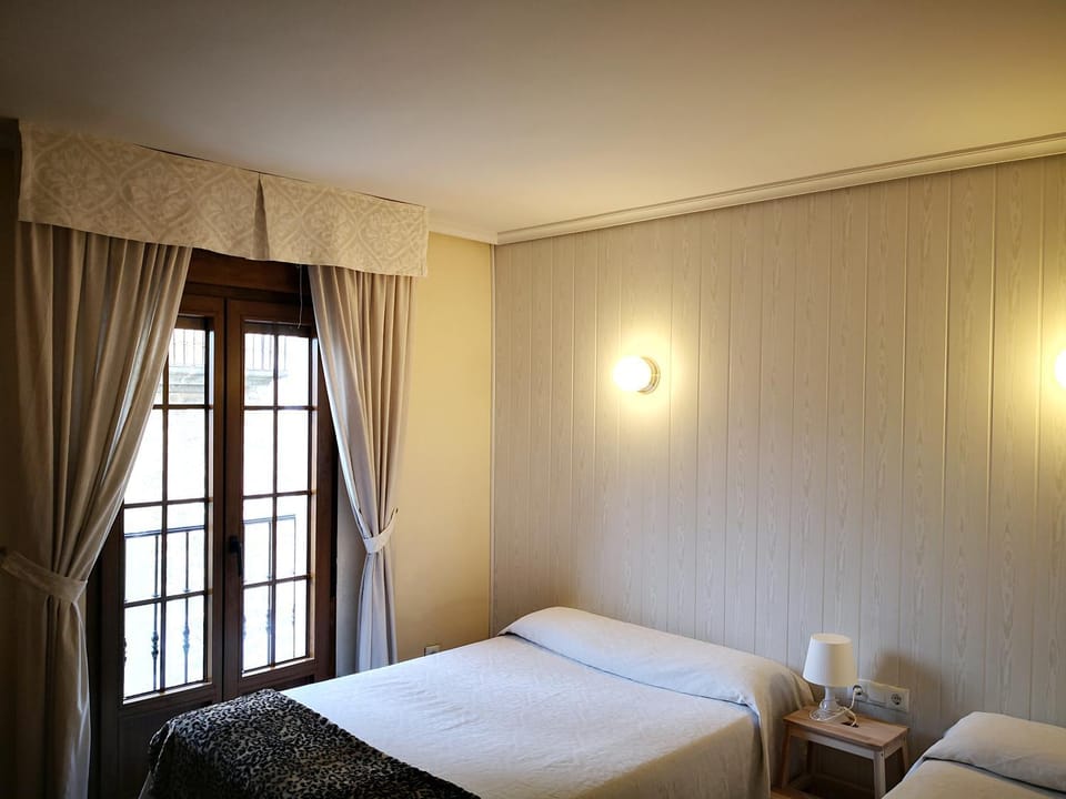 Hostal Alcántara Bed and Breakfast in Ávila‎