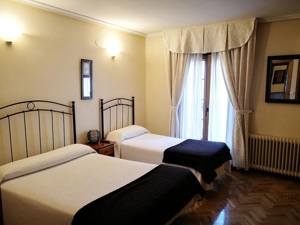 Hostal Alcántara Bed and Breakfast in Ávila‎