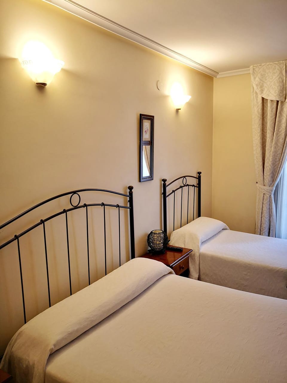 Hostal Alcántara Bed and Breakfast in Ávila‎