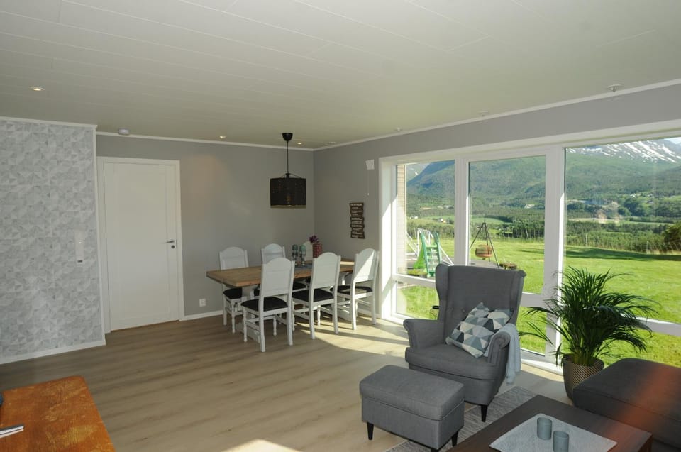 Living room, Seating area, Dining area