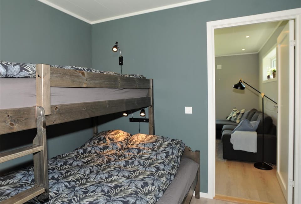Bedroom, bunk bed
