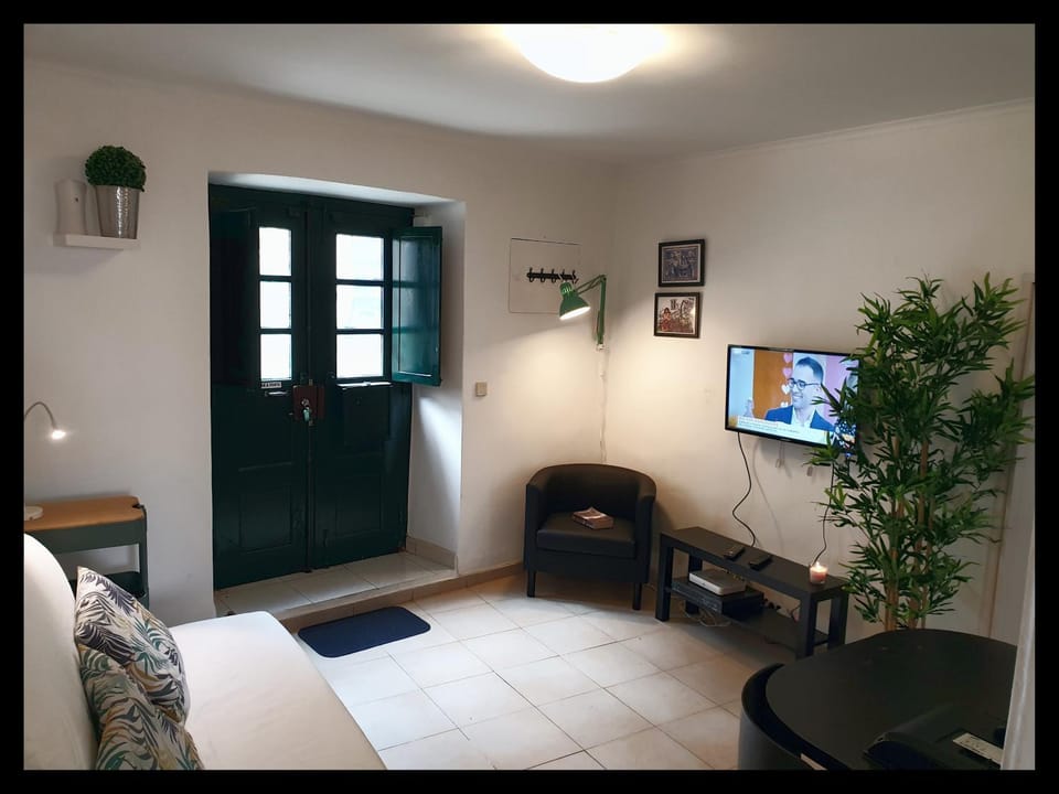 Day, Winter, TV and multimedia, Living room, Seating area, Dining area, On site
