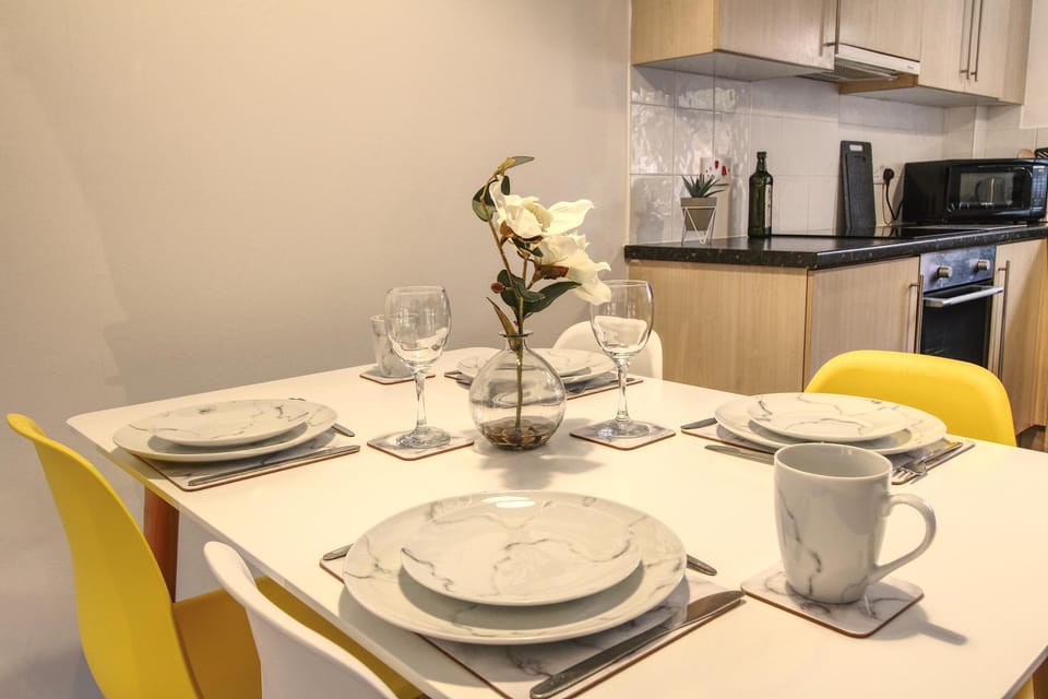 4 Dbl Beds, Modern Apartment, Free Parking and Home-from-home Apartment in Wakefield