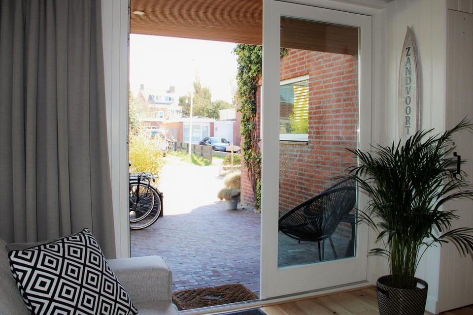 Balcony/Terrace, Living room, Street view