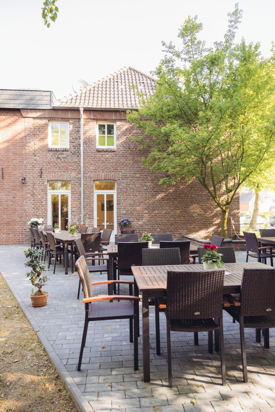 Property building, Restaurant/places to eat, Garden, Balcony/Terrace