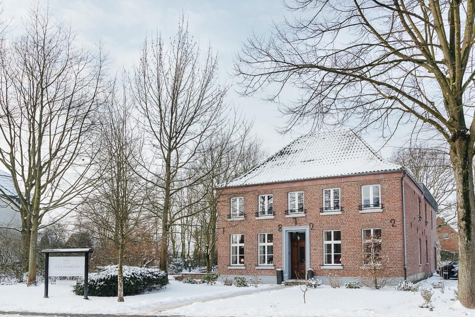 Property building, Facade/entrance, Off site, Day, Winter, Decorative detail, On site