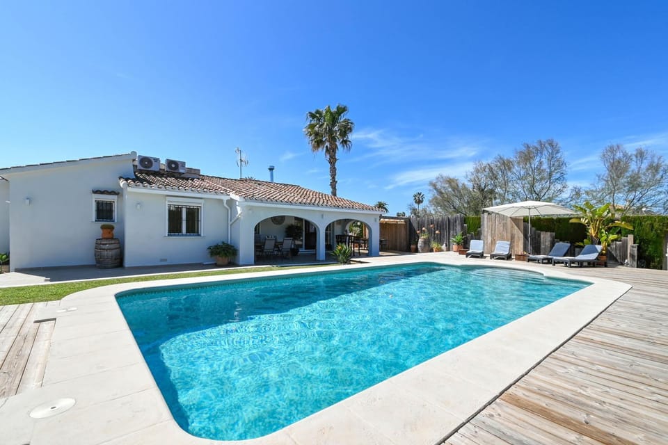 Day, Pool view, Swimming pool, sunbed