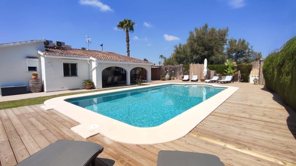 Day, Pool view, Swimming pool, sunbed