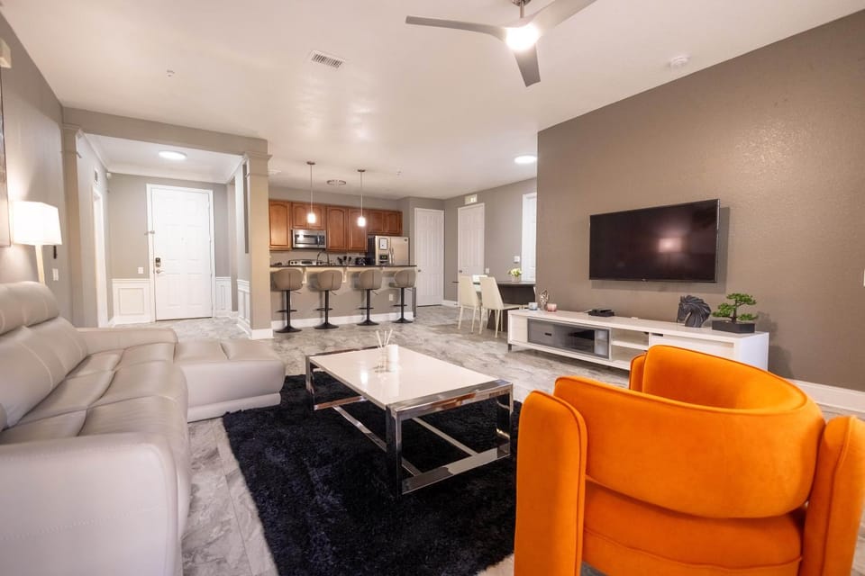 DISNEY PARKS- International Dr - Orlando Luxury Condominium- Fully Equipped - 3bed & 2 bath- Apartment in Orlando
